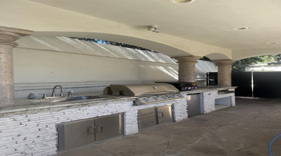 326 Regal Dr, Laredo, Texas 78041, 5 Bedrooms Bedrooms, 12 Rooms Rooms,5 BathroomsBathrooms,Residential,For Sale,326 Regal Dr,20255363