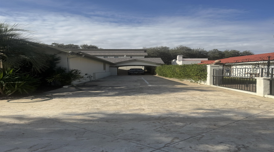 326 Regal Dr, Laredo, Texas 78041, 5 Bedrooms Bedrooms, 12 Rooms Rooms,5 BathroomsBathrooms,Residential,For Sale,326 Regal Dr,20255363