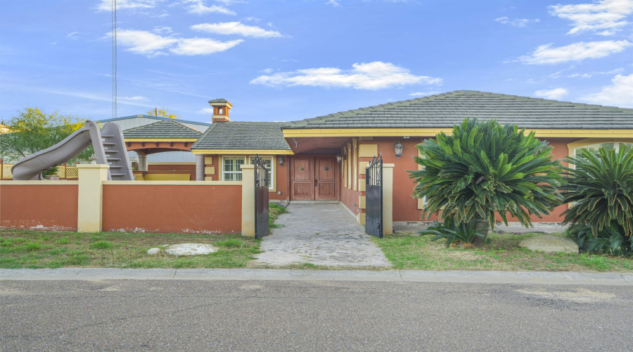 101 Lamrick Cir, Laredo, Texas 78046, 4 Bedrooms Bedrooms, 6 Rooms Rooms,2 BathroomsBathrooms,Residential,For Sale,101 Lamrick Cir,20255373