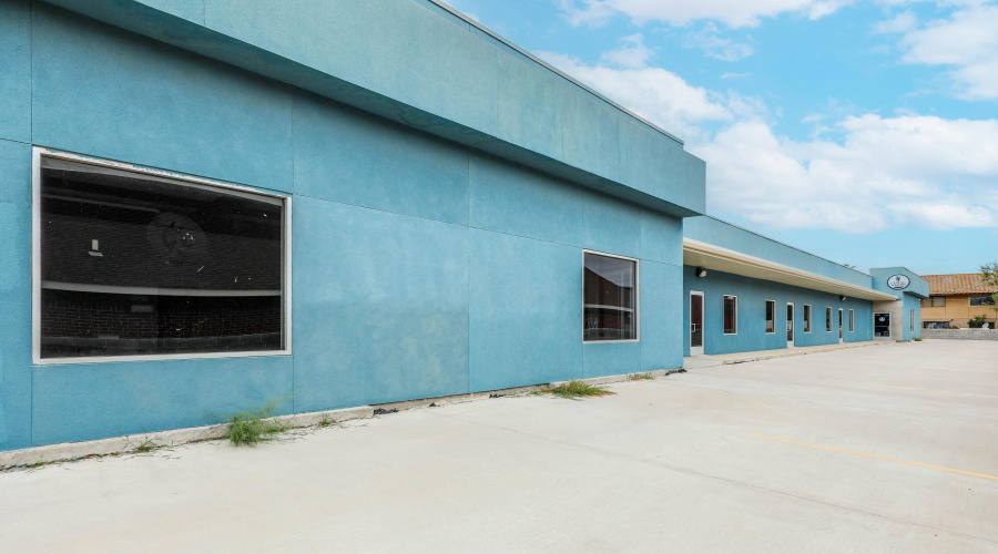 4302 Saunders St, LAREDO, Texas 78041, 1 Room Rooms,2 BathroomsBathrooms,Commercial retail/office,For Rent,4302 Saunders St,20255378