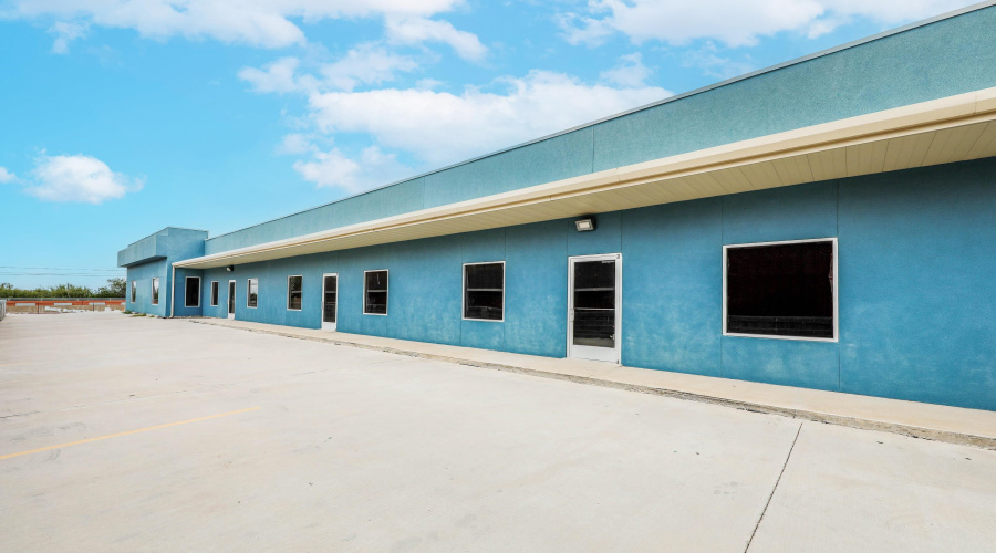 4302 Saunders St, LAREDO, Texas 78041, 1 Room Rooms,2 BathroomsBathrooms,Commercial retail/office,For Rent,4302 Saunders St,20255378