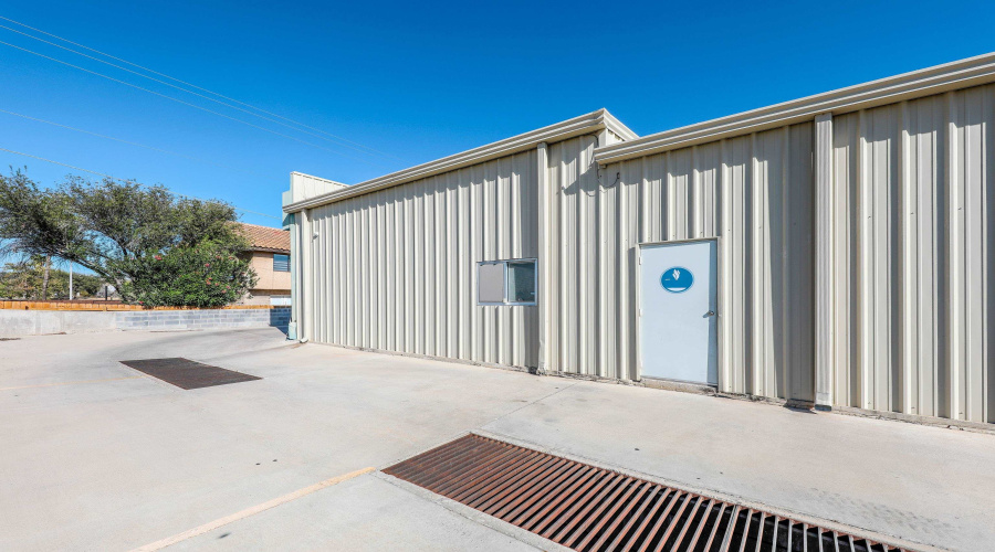 4302 Saunders St, LAREDO, Texas 78041, 1 Room Rooms,2 BathroomsBathrooms,Commercial retail/office,For Rent,4302 Saunders St,20255378