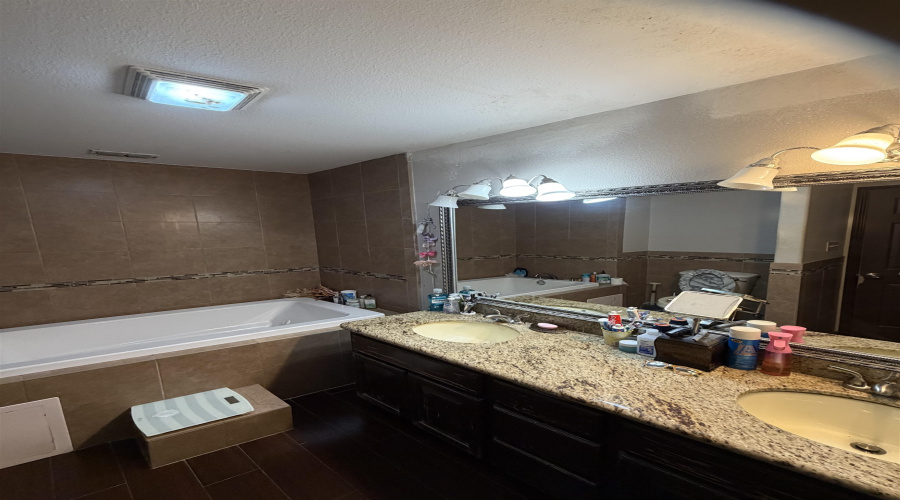 301 Esperanza Dr, Laredo, Texas 78041, 5 Bedrooms Bedrooms, 8 Rooms Rooms,4 BathroomsBathrooms,Residential,For Sale,301 Esperanza Dr,20255380