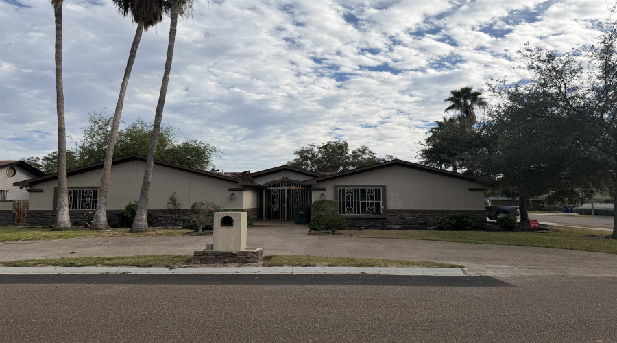 301 Esperanza Dr, Laredo, Texas 78041, 5 Bedrooms Bedrooms, 8 Rooms Rooms,4 BathroomsBathrooms,Residential,For Sale,301 Esperanza Dr,20255380