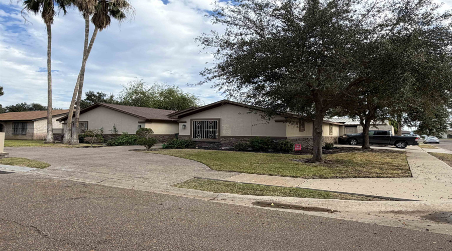 301 Esperanza Dr, Laredo, Texas 78041, 5 Bedrooms Bedrooms, 8 Rooms Rooms,4 BathroomsBathrooms,Residential,For Sale,301 Esperanza Dr,20255380