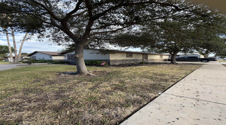 301 Esperanza Dr, Laredo, Texas 78041, 5 Bedrooms Bedrooms, 8 Rooms Rooms,4 BathroomsBathrooms,Residential,For Sale,301 Esperanza Dr,20255380