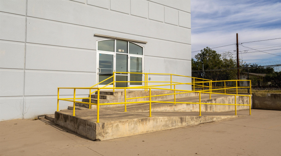 2202 Santa Rita Ave, LAREDO, Texas 78040, 1 Bedroom Bedrooms, 11 Rooms Rooms,4 BathroomsBathrooms,Commercial/industrial,For Rent,2202 Santa Rita Ave,20255382