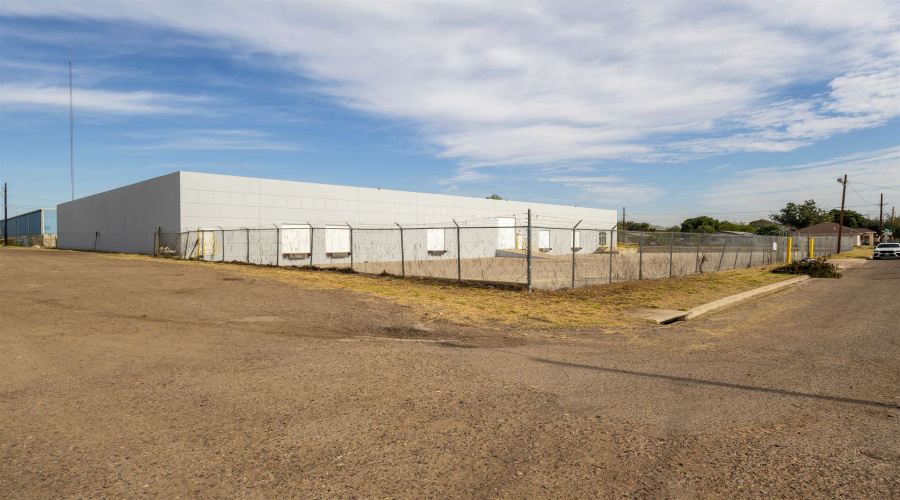 2202 Santa Rita Ave, LAREDO, Texas 78040, 1 Bedroom Bedrooms, 11 Rooms Rooms,4 BathroomsBathrooms,Commercial/industrial,For Rent,2202 Santa Rita Ave,20255382