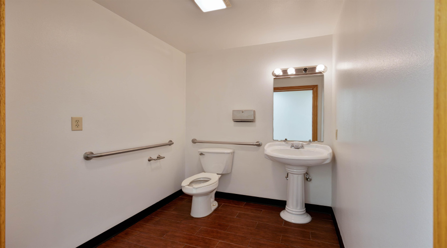 2202 Santa Rita Ave, LAREDO, Texas 78040, 1 Bedroom Bedrooms, 11 Rooms Rooms,4 BathroomsBathrooms,Commercial/industrial,For Rent,2202 Santa Rita Ave,20255382