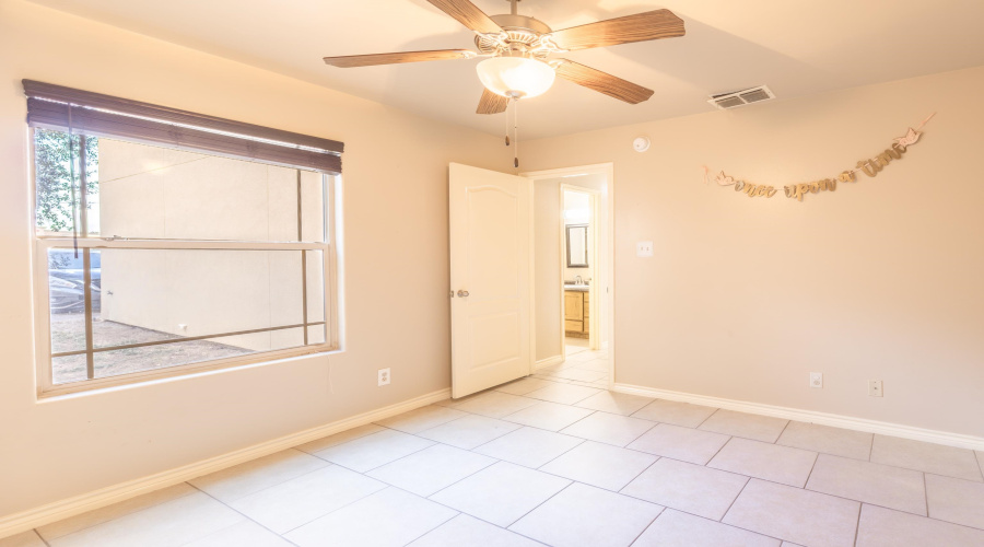 9805 Sterling Lp, Laredo, Texas 78045, 3 Bedrooms Bedrooms, 5 Rooms Rooms,2 BathroomsBathrooms,Residential,For Sale,9805 Sterling Lp,20255390