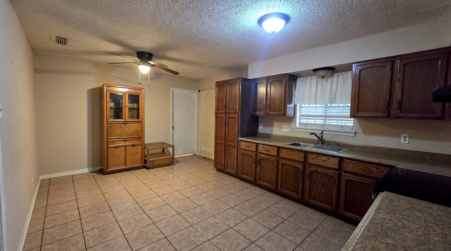 222 Esperanza Dr, Laredo, Texas 78041, 4 Bedrooms Bedrooms, 5 Rooms Rooms,2 BathroomsBathrooms,Residential,For Sale,222 Esperanza Dr,20255395