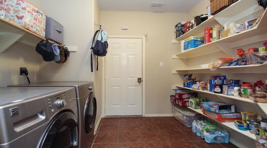 327 Kahlo Lp, Laredo, Texas 78045, 3 Bedrooms Bedrooms, 6 Rooms Rooms,3 BathroomsBathrooms,Residential,For Sale,327 Kahlo Lp,20255398