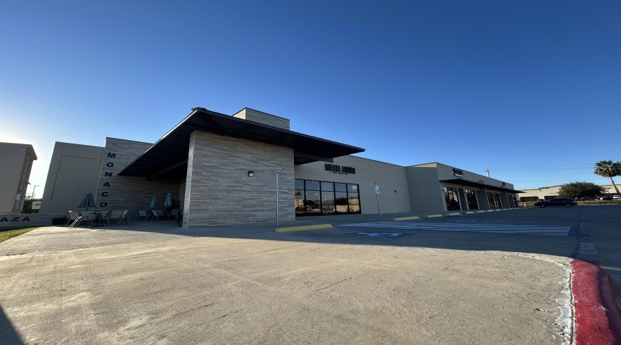 1018 Monaco Blvd, Laredo, Texas 78045, 1 Room Rooms,2 BathroomsBathrooms,Commercial retail/office,For Rent,1018 Monaco Blvd,20255404