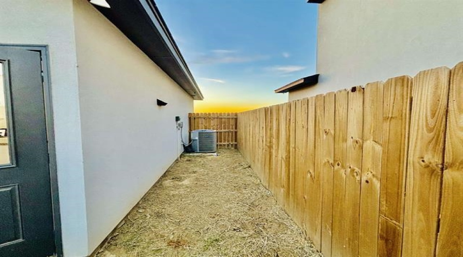 5225 Anacahuita Dr, Laredo, Texas 78046, 3 Bedrooms Bedrooms, 5 Rooms Rooms,2 BathroomsBathrooms,Residential,For Rent,5225 Anacahuita Dr,20255415