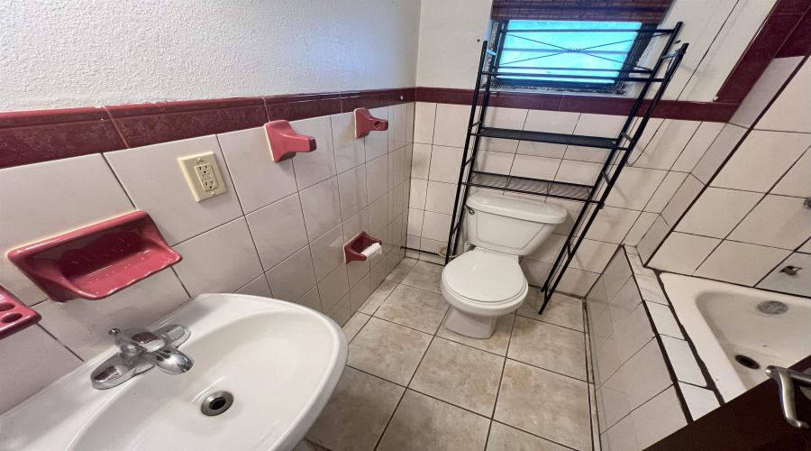 1106 Elm St, Zapata, Texas 78076, 2 Bedrooms Bedrooms, 4 Rooms Rooms,2 BathroomsBathrooms,Residential,For Sale,1106 Elm St,20252206