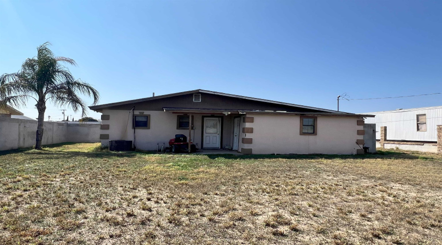 1106 Elm St, Zapata, Texas 78076, 2 Bedrooms Bedrooms, 4 Rooms Rooms,2 BathroomsBathrooms,Residential,For Sale,1106 Elm St,20252206