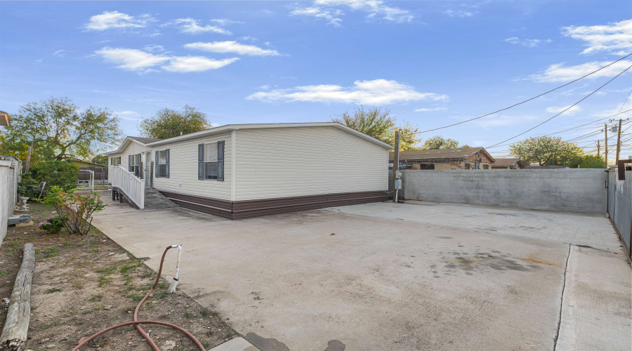 107 E San Carlos St, Laredo, Texas 78041, 4 Bedrooms Bedrooms, 5 Rooms Rooms,2 BathroomsBathrooms,Residential,For Sale,107 E San Carlos St,20255438