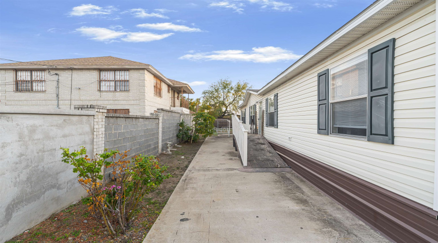 107 E San Carlos St, Laredo, Texas 78041, 4 Bedrooms Bedrooms, 5 Rooms Rooms,2 BathroomsBathrooms,Residential,For Sale,107 E San Carlos St,20255438