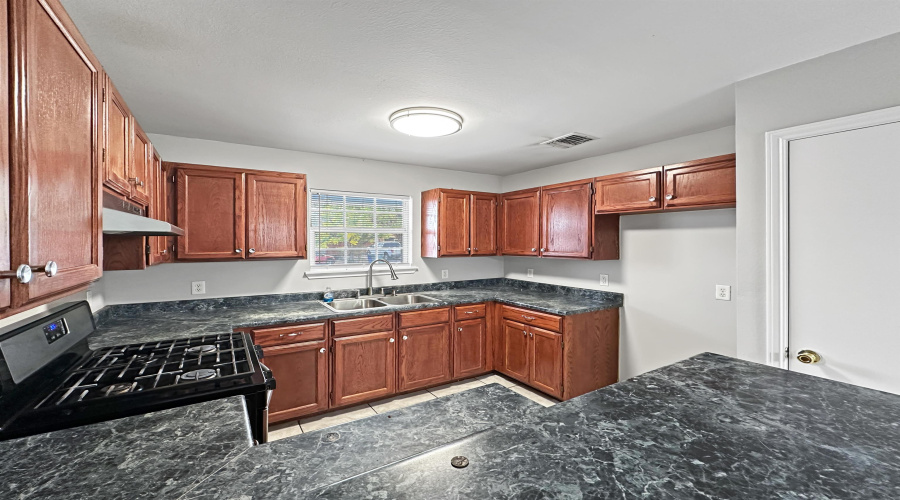 2908 Green St, Laredo, Texas 78043, 3 Bedrooms Bedrooms, 6 Rooms Rooms,2 BathroomsBathrooms,Residential,For Rent,2908 Green St,20255440