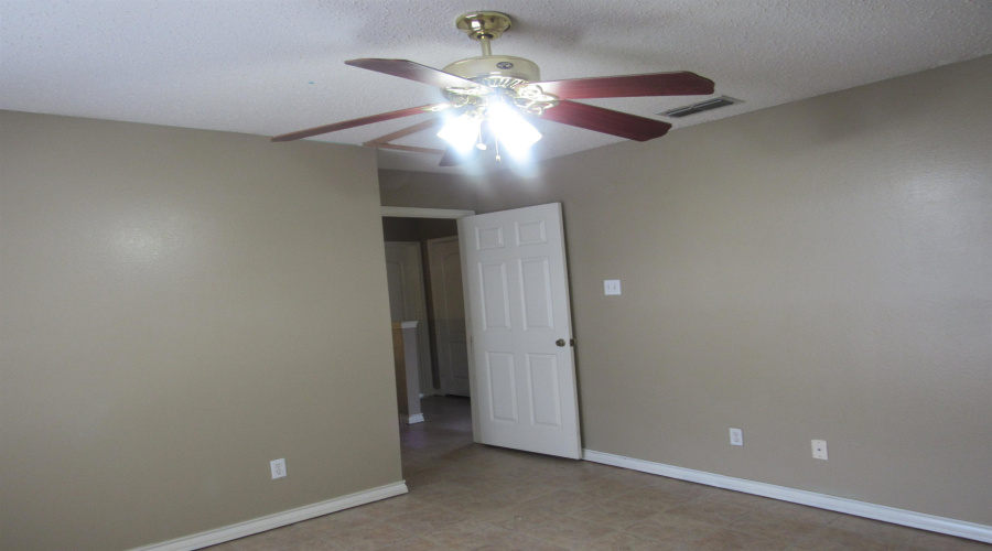 811 Wolf Creek Dr, Laredo, Texas 78045, 3 Bedrooms Bedrooms, 7 Rooms Rooms,2 BathroomsBathrooms,Residential,For Sale,811 Wolf Creek Dr,20255442