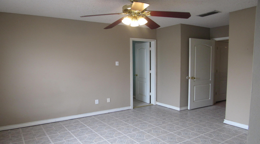 811 Wolf Creek Dr, Laredo, Texas 78045, 3 Bedrooms Bedrooms, 7 Rooms Rooms,2 BathroomsBathrooms,Residential,For Sale,811 Wolf Creek Dr,20255442