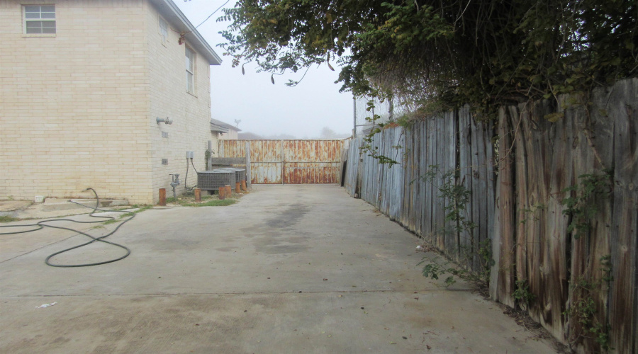 811 Wolf Creek Dr, Laredo, Texas 78045, 3 Bedrooms Bedrooms, 7 Rooms Rooms,2 BathroomsBathrooms,Residential,For Sale,811 Wolf Creek Dr,20255442