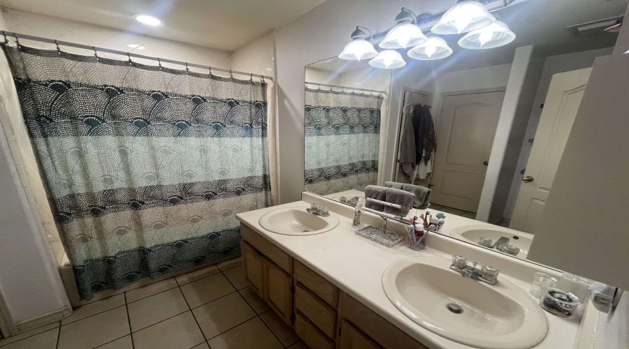 318 Cinnamon Teal Lp, Laredo, Texas 78041, 3 Bedrooms Bedrooms, 7 Rooms Rooms,2 BathroomsBathrooms,Residential,For Sale,318 Cinnamon Teal Lp,20253536