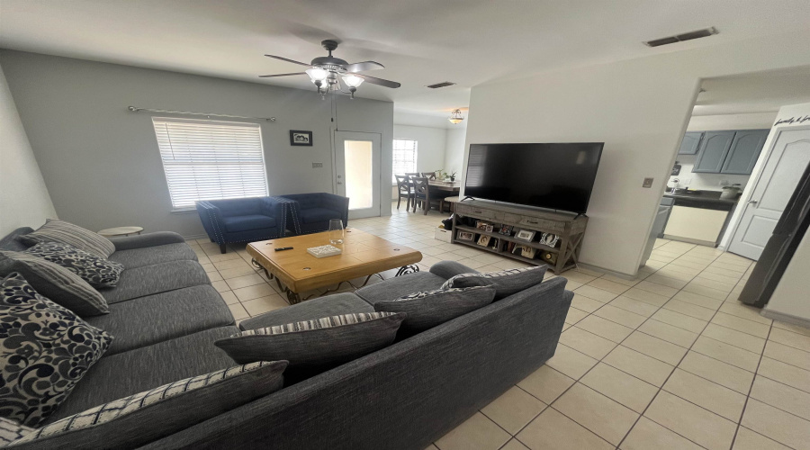 318 Cinnamon Teal Lp, Laredo, Texas 78041, 3 Bedrooms Bedrooms, 7 Rooms Rooms,2 BathroomsBathrooms,Residential,For Sale,318 Cinnamon Teal Lp,20253536