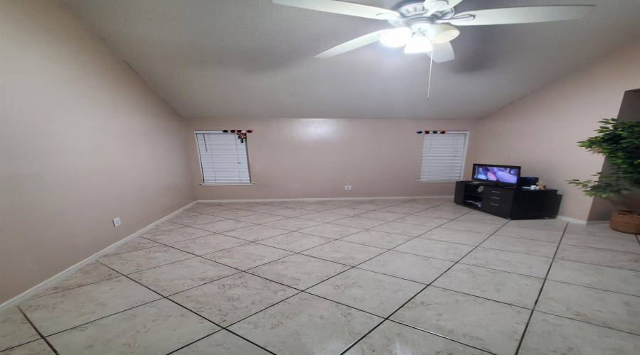 100 E Aurora St, Laredo, Texas 78041, 2 Bedrooms Bedrooms, 4 Rooms Rooms,1 BathroomBathrooms,Residential,For Sale,100 E Aurora St,20255444