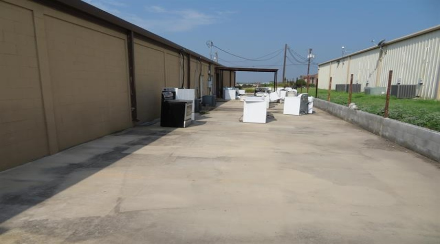 150 S U.S. Hwy 83, Zapata, Texas 78076, 1 Room Rooms,2 BathroomsBathrooms,Commercial retail/office,For Sale,150 S U.S. Hwy 83,20255455
