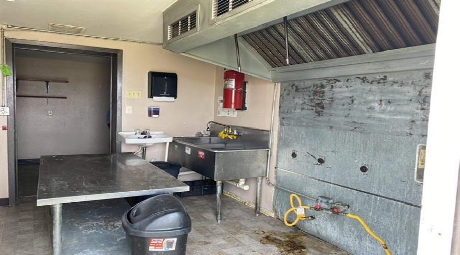 150 S U.S. Hwy 83, Zapata, Texas 78076, 1 Room Rooms,2 BathroomsBathrooms,Commercial retail/office,For Sale,150 S U.S. Hwy 83,20255455