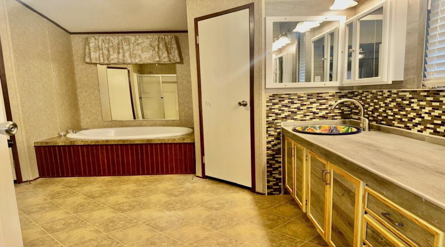 106 Autumn Ln., Zapata, Texas 78076, 3 Bedrooms Bedrooms, 6 Rooms Rooms,2 BathroomsBathrooms,Residential,For Sale,106 Autumn Ln.,20255457