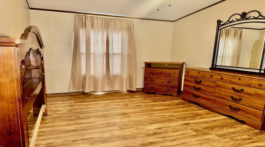 106 Autumn Ln., Zapata, Texas 78076, 3 Bedrooms Bedrooms, 6 Rooms Rooms,2 BathroomsBathrooms,Residential,For Sale,106 Autumn Ln.,20255457