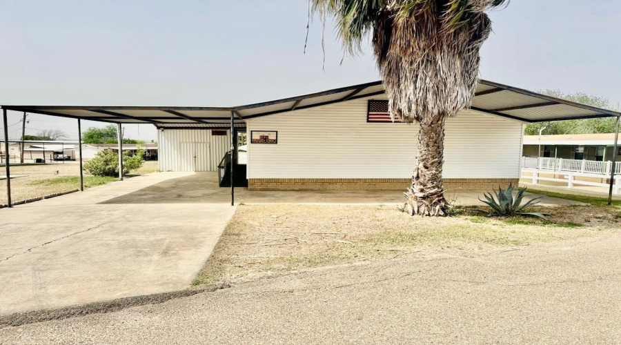 106 Autumn Ln., Zapata, Texas 78076, 3 Bedrooms Bedrooms, 6 Rooms Rooms,2 BathroomsBathrooms,Residential,For Sale,106 Autumn Ln.,20255457