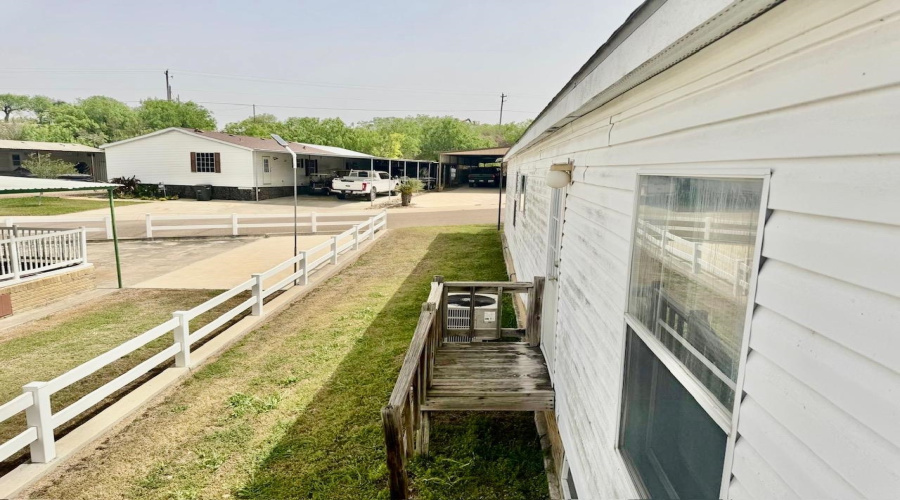 106 Autumn Ln., Zapata, Texas 78076, 3 Bedrooms Bedrooms, 6 Rooms Rooms,2 BathroomsBathrooms,Residential,For Sale,106 Autumn Ln.,20255457