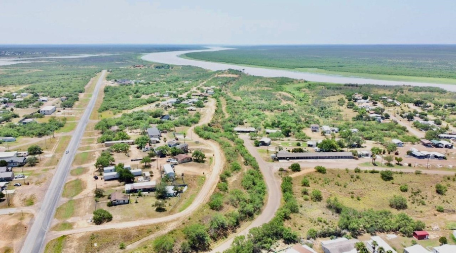 106 Autumn Ln., Zapata, Texas 78076, 3 Bedrooms Bedrooms, 6 Rooms Rooms,2 BathroomsBathrooms,Residential,For Sale,106 Autumn Ln.,20255457