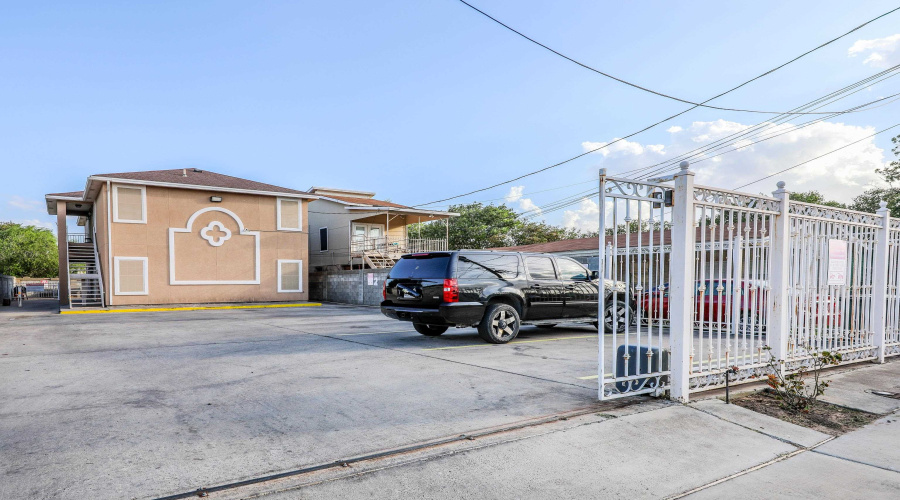 205 W San Carlos St, Laredo, Texas 78041, 2 Bedrooms Bedrooms, 5 Rooms Rooms,1 BathroomBathrooms,Residential,For Rent,205 W San Carlos St,20255458