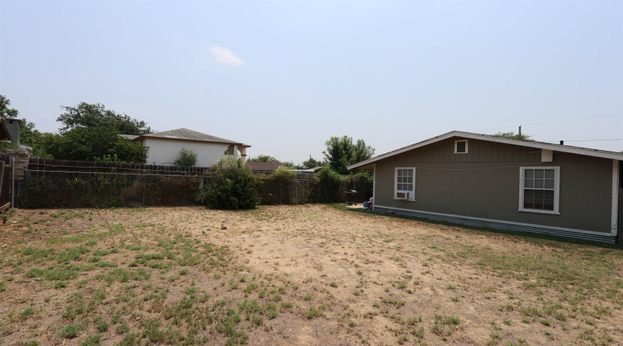 3004 Musser St, LAREDO, Texas 78043-4523, 2 Bedrooms Bedrooms, 3 Rooms Rooms,1 BathroomBathrooms,Residential,For Rent,3004 Musser St,20255462