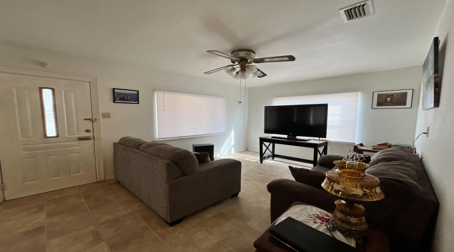 5425 Pena Ln, Zapata, Texas 78076, 3 Bedrooms Bedrooms, 5 Rooms Rooms,1 BathroomBathrooms,Residential,For Sale,5425 Pena Ln,20255473