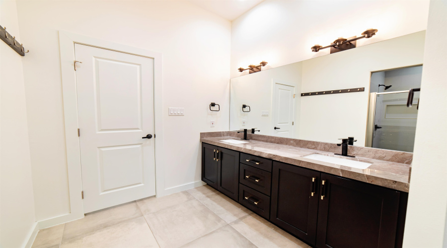 1421 El Caporal Dr., Laredo, Texas 78043, 3 Bedrooms Bedrooms, 5 Rooms Rooms,2 BathroomsBathrooms,Residential,For Rent,1421 El Caporal Dr.,20255478