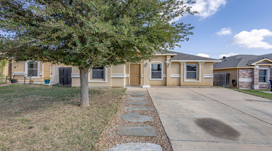 5819 Saint Sylvia Lp, LAREDO, Texas 78046, 3 Bedrooms Bedrooms, 5 Rooms Rooms,2 BathroomsBathrooms,Residential,For Rent,5819 Saint Sylvia Lp,20255500