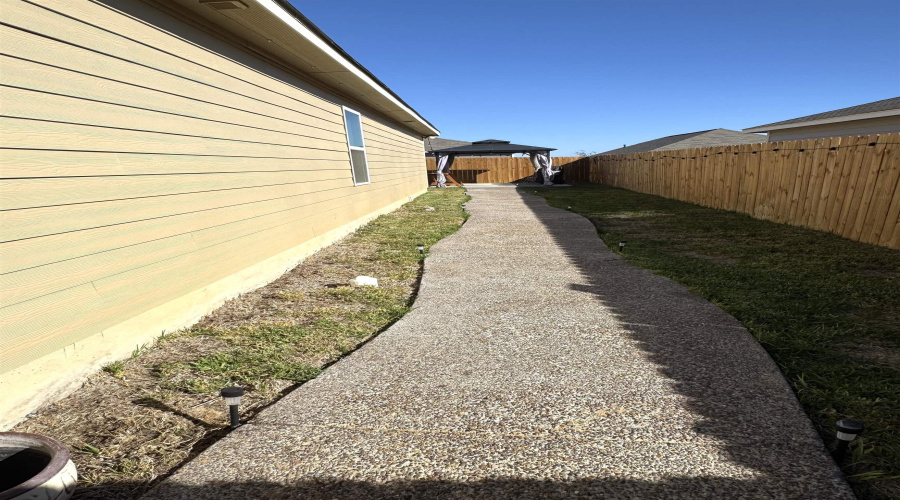 5709 St. Emma Dr., Laredo, Texas 78046, 4 Bedrooms Bedrooms, 5 Rooms Rooms,2 BathroomsBathrooms,Residential,For Sale,5709 St. Emma Dr.,20255501