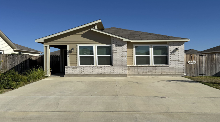 5709 St. Emma Dr., Laredo, Texas 78046, 4 Bedrooms Bedrooms, 5 Rooms Rooms,2 BathroomsBathrooms,Residential,For Sale,5709 St. Emma Dr.,20255501