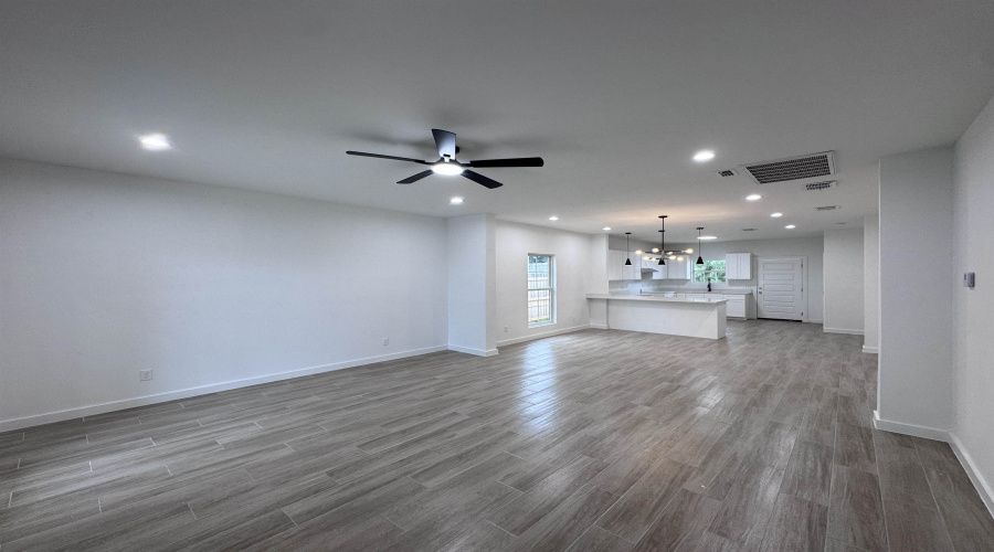 5608 Moses Lp., Laredo, Texas 78046, 3 Bedrooms Bedrooms, 5 Rooms Rooms,2 BathroomsBathrooms,Residential,For Sale,5608 Moses Lp.,20255505