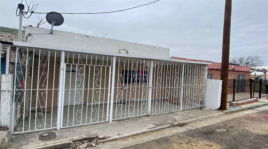 1817 1/2 Lincoln St, Laredo, Texas 78040, 4 Bedrooms Bedrooms, 6 Rooms Rooms,2 BathroomsBathrooms,Residential,For Sale,1817 1/2 Lincoln St,20255521