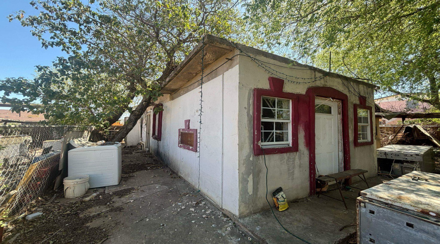 2206 S Smith Ave, Laredo, Texas 78046, 2 Bedrooms Bedrooms, 5 Rooms Rooms,1 BathroomBathrooms,Residential,For Sale,2206 S Smith Ave,20255522