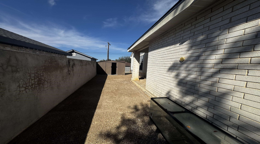 1808 Denmark Ln, Laredo, Texas 78045, 3 Bedrooms Bedrooms, 5 Rooms Rooms,2 BathroomsBathrooms,Residential,For Rent,1808 Denmark Ln,20255528