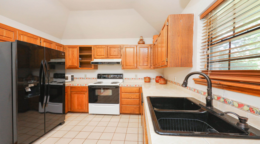 1215 St Patrick Dr, Laredo, Texas 78045, 3 Bedrooms Bedrooms, 7 Rooms Rooms,3 BathroomsBathrooms,Residential,For Sale,1215 St Patrick Dr,20254431