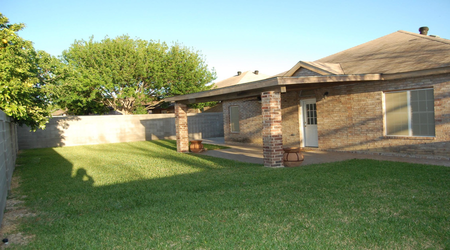 230 Newcastle Dr, Laredo, Texas 78041-2707, 3 Bedrooms Bedrooms, 5 Rooms Rooms,2 BathroomsBathrooms,Residential,For Rent,230 Newcastle Dr,20255532