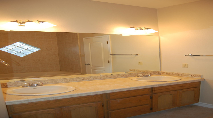 230 Newcastle Dr, Laredo, Texas 78041-2707, 3 Bedrooms Bedrooms, 5 Rooms Rooms,2 BathroomsBathrooms,Residential,For Rent,230 Newcastle Dr,20255532